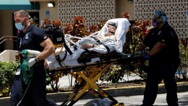 Bệnh nhân mắc Covid-19 được chuyển đến Bệnh viện Hialeah, Florida. Ảnh: Reuters