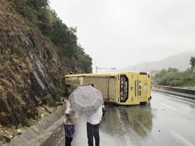 Tin tức trong ngày - Xe khách lật sau khi đâm vào vách núi, nhiều người bị thương