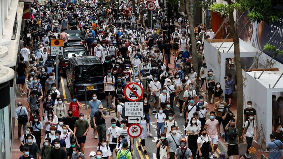 Người dân Hong Kong tuần hành trong ngày kỷ niệm Anh trao trả Hong Kong cho Trung Quốc (ảnh: BBC News)