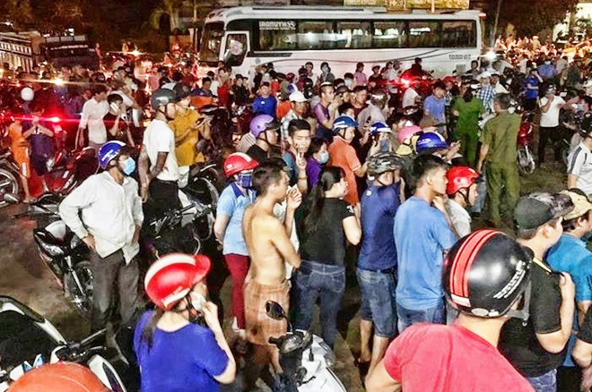 Người dân bao quanh, theo dõi vụ việc. Nhiều người trong số này đã hành hung những người trên xe bán tải vì nghi họ bắt cóc thiếu nữ 16 tuổi.