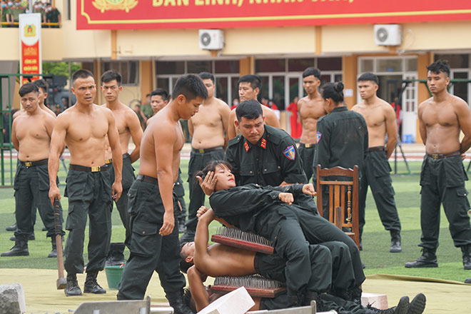 Nữ cảnh sát cơ động xinh đẹp trình diễn tuyệt kỹ &#34;mình đồng da sắt&#34; - 1