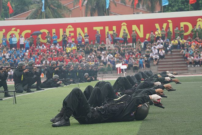 Cảnh sát đặc nhiệm vượt rào, nổ súng trấn áp tội phạm tại hội khỏe ngành công an - 6