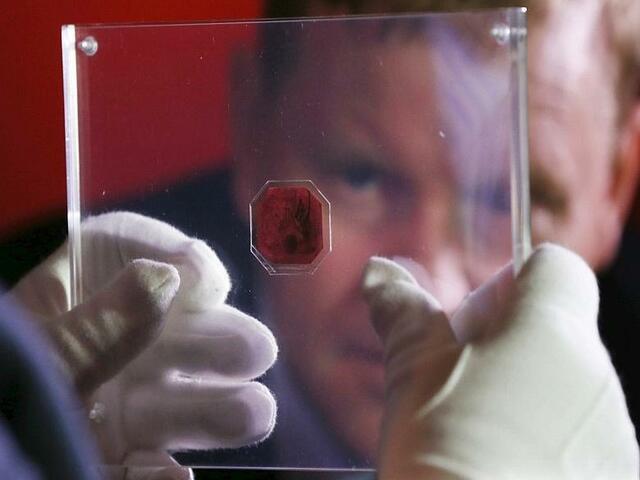 Thị trường - Tiêu dùng - Mẩu giấy bé xíu phá vỡ kỷ lục thế giới với giá bán hơn 230 tỷ