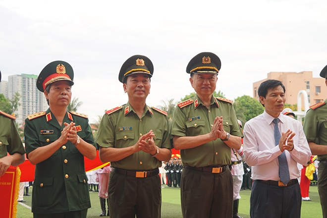 Đại tướng Tô Lâm (thứ 2, từ phải sang), Ủy viên Bộ Chính trị, Bộ trưởng Bộ Công an dự Lễ khai mạc