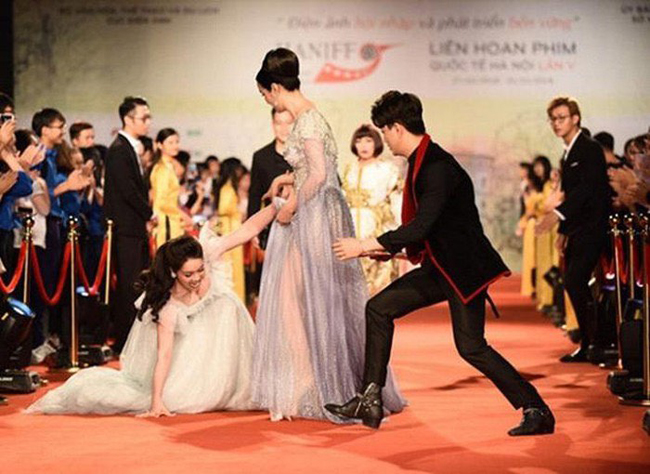 Nhật Kim Anh từng &#34;vồ ếch&#34; trên thảm đỏ đông người vì sự cố váy áo quá dài, quá thướt tha.
