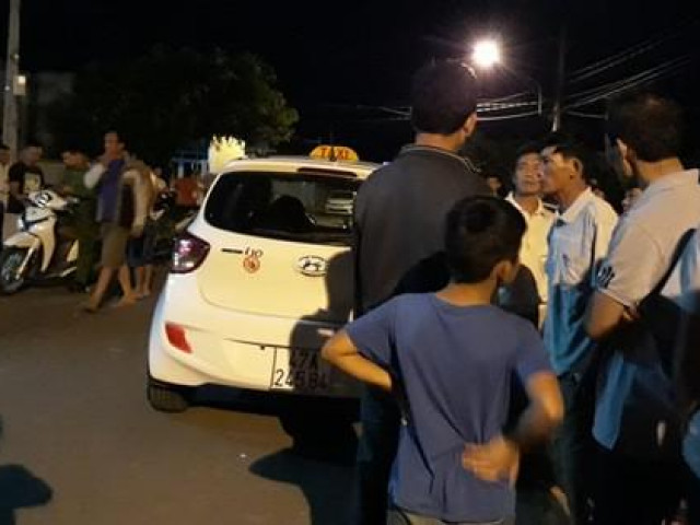 Pháp luật - Tài xế taxi bất ngờ rút dao đâm hành khách vì... cái lồng chim