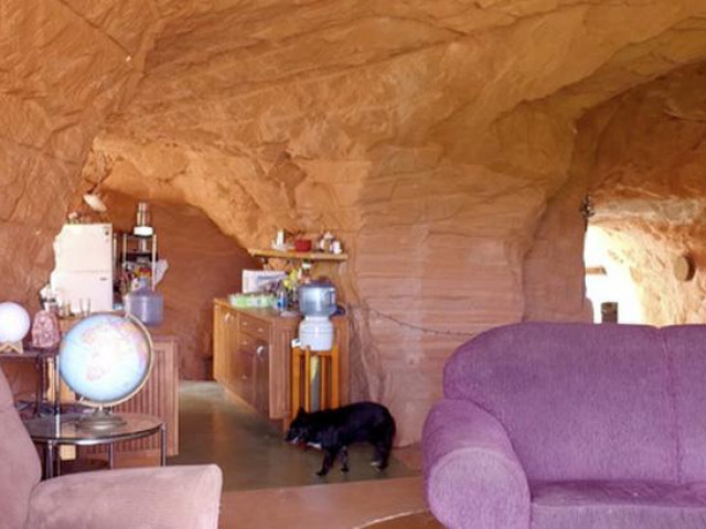 Bạn trẻ - Cuộc sống - Người đàn ông dành cả "thanh xuân" đào xuyên núi làm nhà, khi thấy cảnh tượng choáng ngợp ai cũng trầm trồ