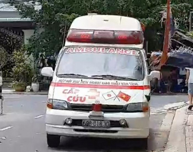 Chiếc xe dán lô gô xe cứu thương có còi hụ gây náo loạn khu dân cư ở TP Phan Thiết.