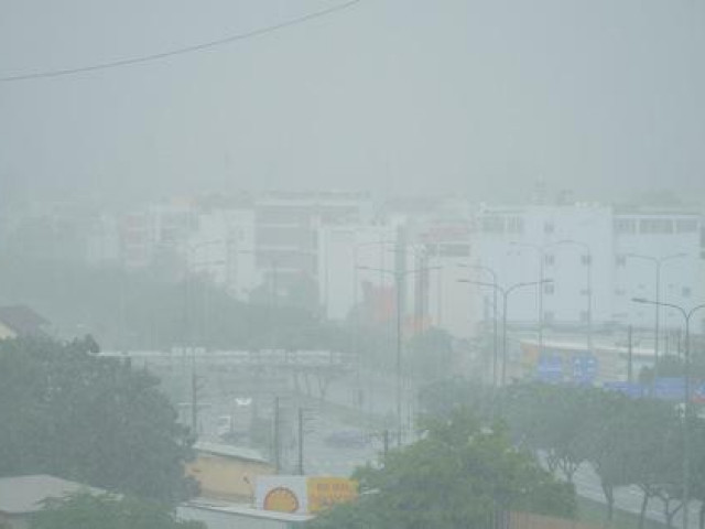 Tin tức trong ngày - Mưa trắng trời, rát mặt ở TP.HCM