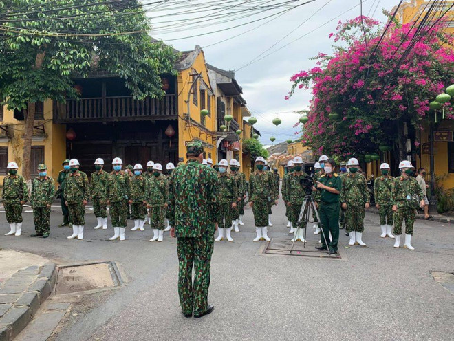 Lực lượng của Bộ Quốc phòng đã có mặt tại thành phố Hội An để phun hóa chất khử trùng.