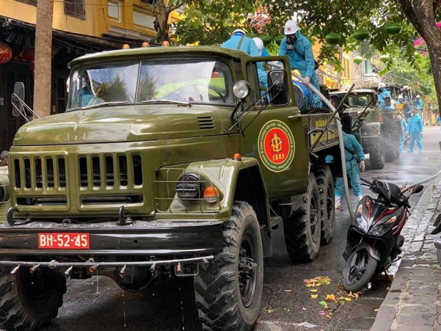 Tin tức trong ngày - 7 xe chuyên dụng phun hóa chất khử trùng toàn khu vực phố cổ Hội An