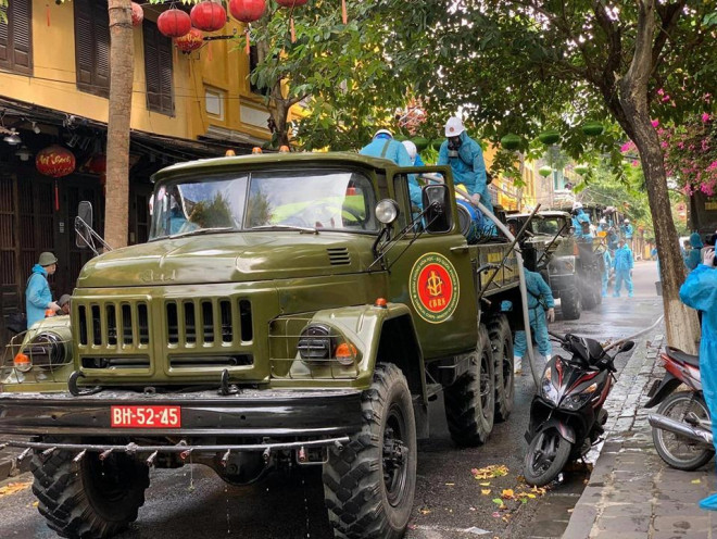 Phun hóa chất toàn khu vực phố cổ Hội An, chùa Bảo Thắng và Bệnh viện Đa khoa Hội An.