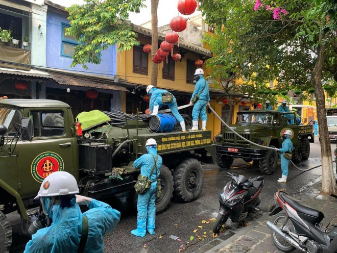 7 xe chuyên dụng phun hóa chất khử trùng toàn khu vực phố cổ Hội An - 2