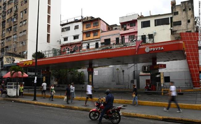 Giá xăng là một vấn đề nghiêm trọng có tính sống còn ở Venezuela. Khoảng 300 người đã thiệt mạng trong các cuộc bạo loạn năm 1989, sau khi tổng thống Venezuela khi đó ra lệnh tăng nhẹ giá xăng.

