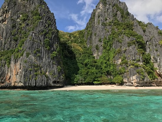 Shimizu Island –&nbsp; Với bờ cát nhỏ xinh xắn tí hin, nhìn từ xa trông Shimizu như hòn đảo của Robinson.