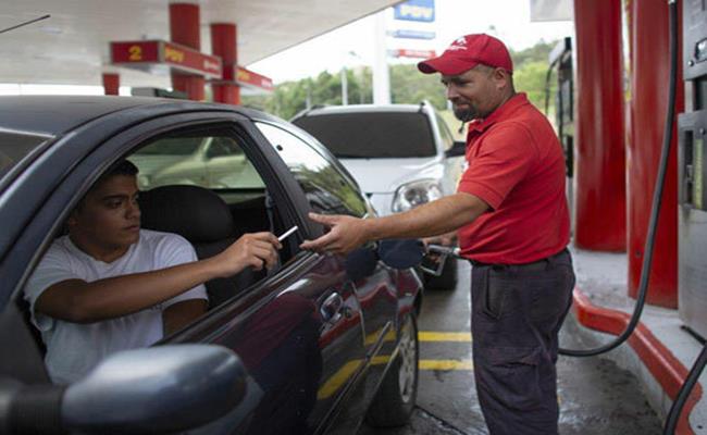 Hình thức 'hàng đổi hàng' ở các cây xăng đã diễn ra trong bối cảnh tình trạng siêu lạm phát của Venezuela khiến đồng nội tệ bolivar rớt giá thê thảm và gần như trở nên vô dụng, do vậy nhiều người không muốn nhận tiền mặt nữa.
