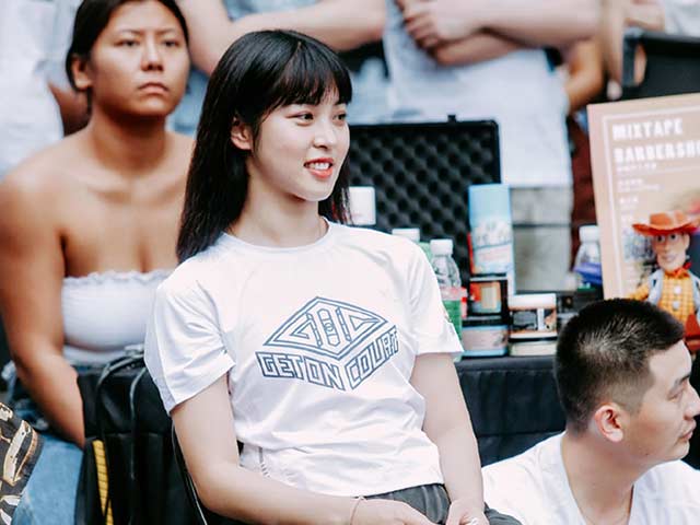 Thể thao - Nữ cầu thủ sinh viên xinh đẹp khiến giải bóng rổ đông fan bất ngờ