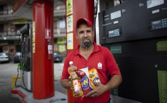 Việc đổi hàng hóa lấy xăng dầu có lẽ khiến nhiều lái xe ở nước khác ghen tị, nhưng đó lại là một trong những triệu chứng của cuộc khủng hoảng kinh tế ở Venezuela.
