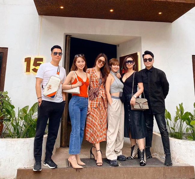 Mặc kệ tin đồn, hai ngôi sao tên tuổi của màn ảnh Việt rất thoải mái trong những chuyến du lịch, tụ tập với bạn bè thân.