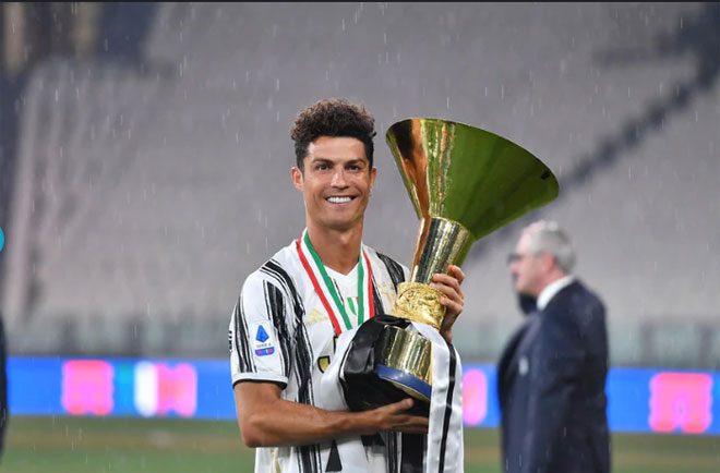 Juventus và Ronaldo nâng cúp vô địch Serie A: Hạnh phúc không trọn vẹn - 10