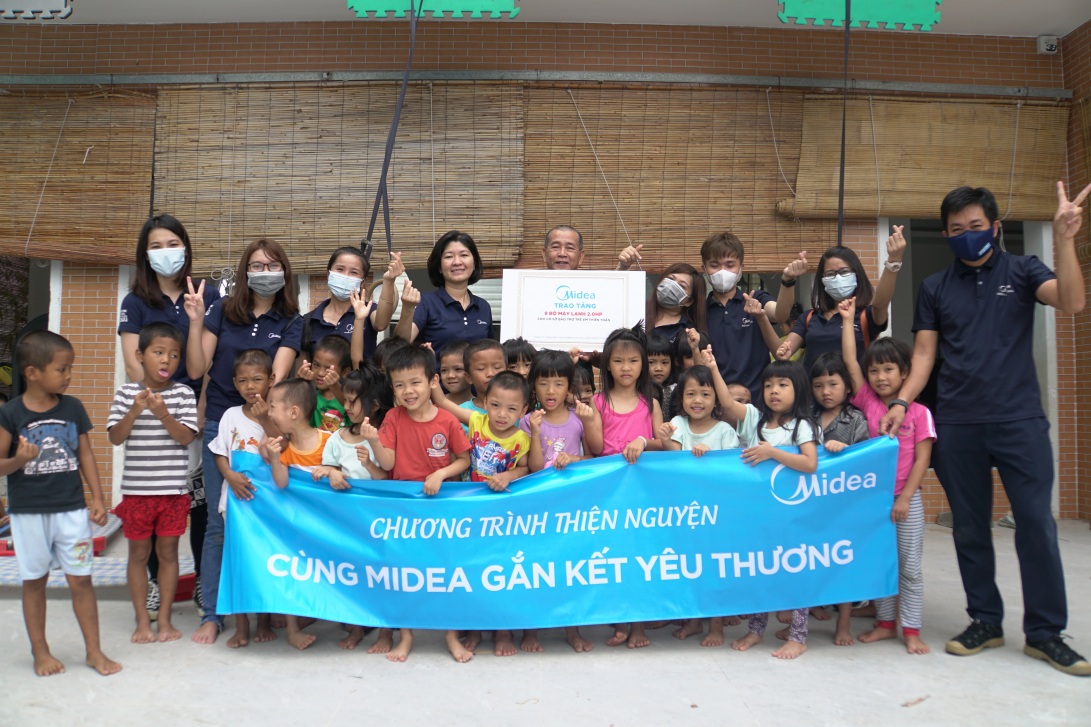 Nội dung Midea Việt Nam tặng quà cho các em tại Trung tâm Bảo trợ trẻ em Viện Thiên Thần