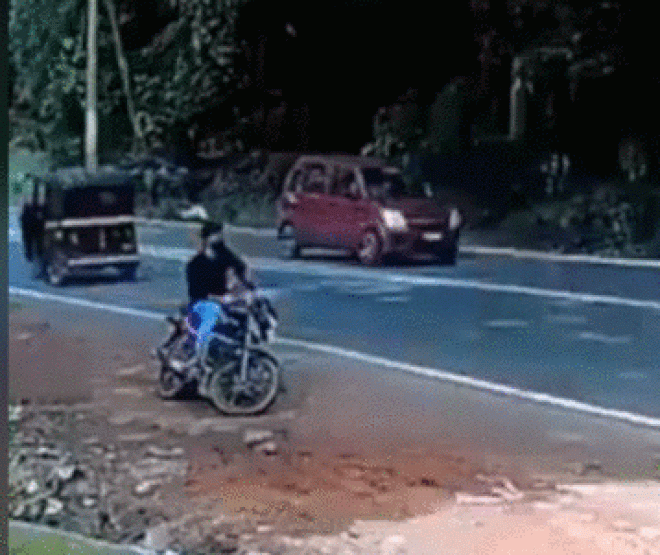Video: Lái xe máy may mắn nhất quả đất, thoát tử thần máy ủi - 1