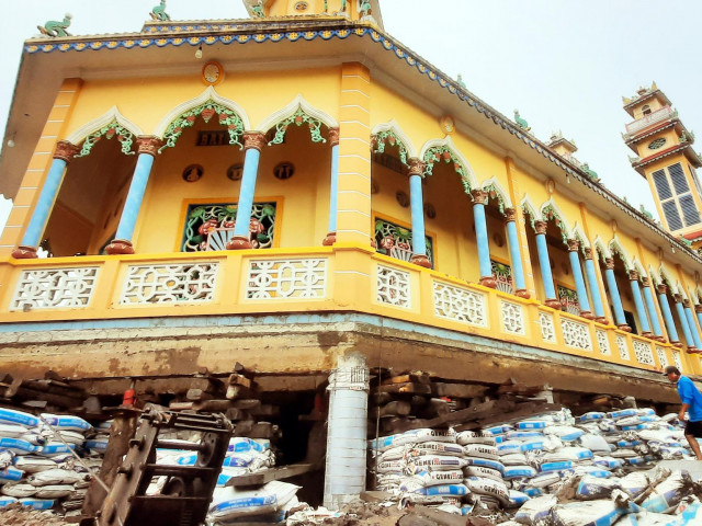 Tin tức trong ngày - Lạ Cà Mau: Chuyện thật như đùa “thần đèn” nâng công trình ngàn tấn "dễ như bỡn"