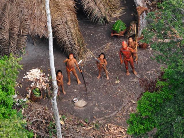 Bộ lạc bí ẩn ở rừng nhiệt đới Amazon lần đầu tiên tiếp xúc với thế giới bên ngoài