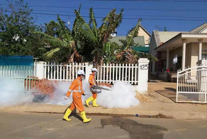 Khử khuẩn tại huyện Lạc Dương, nơi có công ty của ông M.N