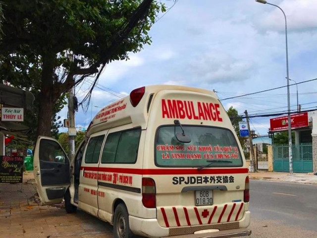 Pháp luật - Tạm giữ xe "cứu thương" đi đòi nợ làm chung cư náo loạn