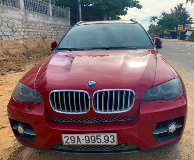 Chiếc xe BMW mang biển số không hợp pháp đang bị tạm giữ