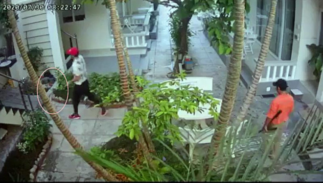 Nam thanh niên cầm súng rượt đuổi vào tận phòng hành hung chủ resort