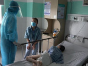 Tin tức trong ngày - Video: Trong khu cách ly đặc biệt của bệnh nhân nặng từ bệnh viện Đà Nẵng