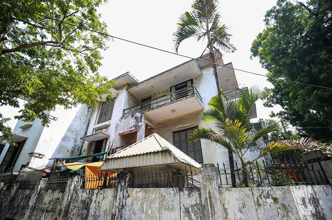 Biệt thự số 78 Nguyễn Du là căn 3 tầng rộng khoảng 500 m2. Ngồi nhà có 2 mặt tiền, nằm giữa trung tâm ngã tư Nguyễn Du – Trần Bình Trọng, cổng chính hướng thẳng ra hồ Thiền Quang.
