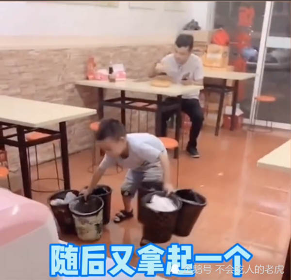 Cậu bé bê cùng lúc 6 thùng rác giúp bố mẹ và 3 điều cần chú ý khi cho trẻ làm việc nhà - 1