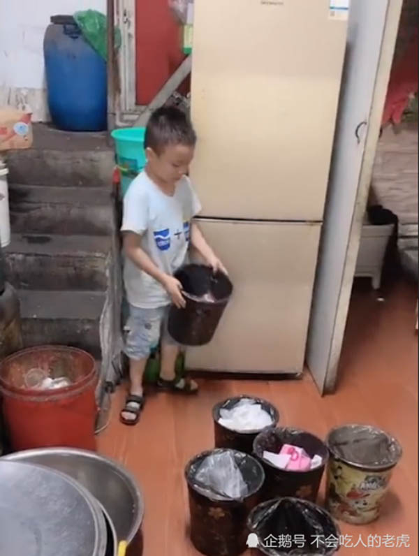 Cậu bé bê cùng lúc 6 thùng rác giúp bố mẹ và 3 điều cần chú ý khi cho trẻ làm việc nhà - 2