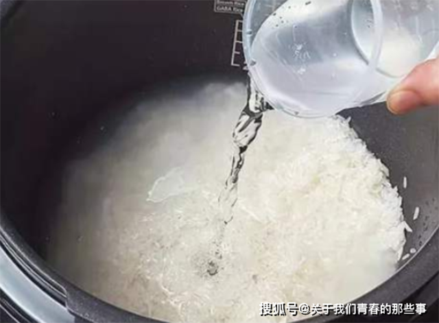 Muốn cơm dẻo thơm, đừng chỉ nấu thông thường mà nên thêm ngay 2 thứ này - 2