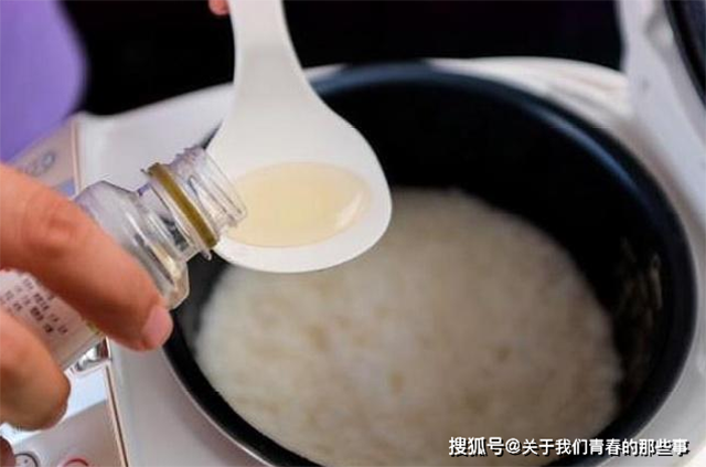 Muốn cơm dẻo thơm, đừng chỉ nấu thông thường mà nên thêm ngay 2 thứ này - 4