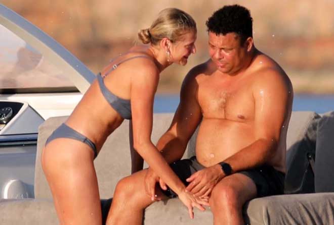 Ronaldo và bạn gái trẻ Celina Locks vui vẻ bên nhau trong kỳ nghỉ trên hòn đảo nhỏ nhất trong 4 đảo chính thuộc quần đảo Baleric gồm Majorca, Minora, Ibiza và Formentera. Ronaldo cởi trần để lộ bụng béo bên người yêu kém 15 tuổi có thân hình chuẩn. Cựu sao Real và người đẹp đồng hương gắn bó hơn 5 năm nay.