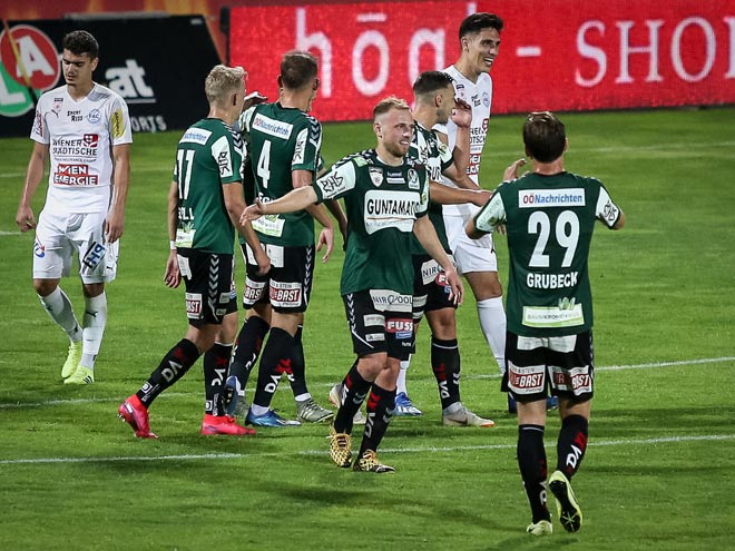Reid (áo xanh lá cây) đại thắng&nbsp;Floridsdorfer AC 9-0 để giành vé lên chơi ở giải VĐQG Áo mùa sau nhờ hơn Austria Klagenfurt về hiệu số bàn thắng - bại