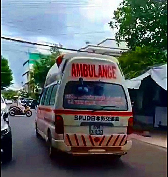  Chiếc xe hú còi, quay đèn chạy lòng vòng khiến cả chung cư náo loạn. Ảnh cắt từ clip