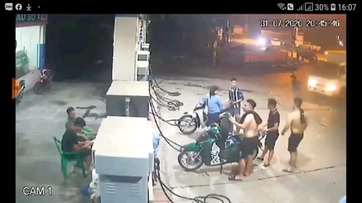  Nhóm thanh niên cười cợt, trêu đùa khi bị nhân viên nhắc nhở không được hút thuốc ở cây xăng. 