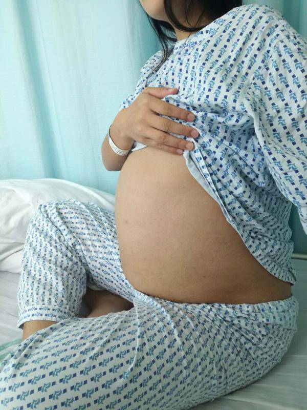 Nữ sinh bụng to tròn nhưng không hề biết mình mang thai.