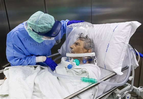 Một nữ y tá chăm sóc cho bệnh nhân nhiễm Covid-19 sau khi bệnh nhân này được rời phòng chăm sóc tích cực tại Bệnh viện&nbsp;Pope John XXIII, ở&nbsp;thành phố Bergamo, vùng Lombardy, Italia. Ảnh: Getty