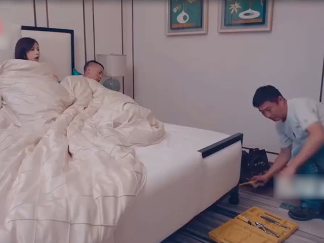 Video Clip Cười - Đôi vợ chồng được hàng xóm tốt bụng sửa giường đêm khuya