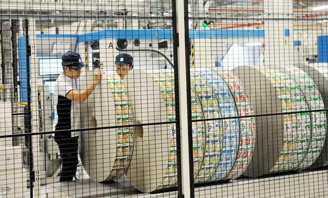 Những chiếc hộp giấy đựng thực phẩm đồ uống, như sữa tươi, nước hoa quả,... tại nhà máy Tetra Pak Bình Dương được sản xuất từ một quá trình xanh.