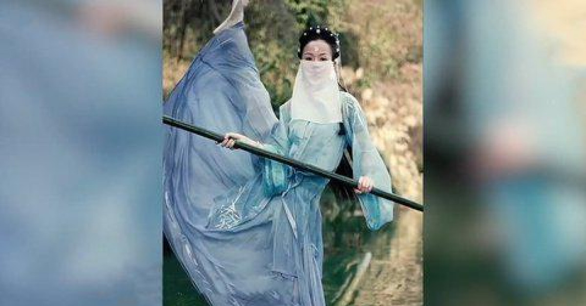 Bạn trẻ - Cuộc sống - Clip: Cô gái nổi tiếng với kỹ năng nhảy múa ballet trên dòng sông