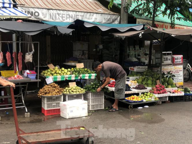 Ngày 3/8, ghi nhận tại một số chợ truyền thống tại TPHCM như Hòa Bình (Q.5), Bà Chiểu (Q.Bình Thạnh), Bàn Cờ, Vườn Chuối (Q.3)... các loại trái cây như xoài, nhãn, thanh long, nho bưởi... đầy các kệ hàng