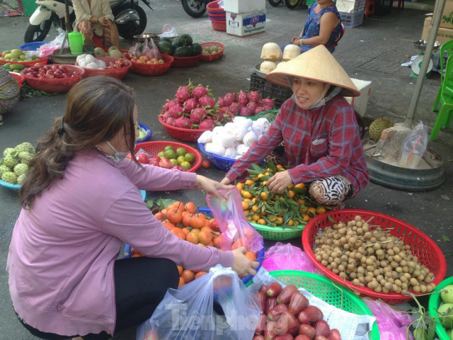 Thị trường - Tiêu dùng - Tiểu thương bán hàng online, miễn phí ship với khách hàng để tăng thu nhập