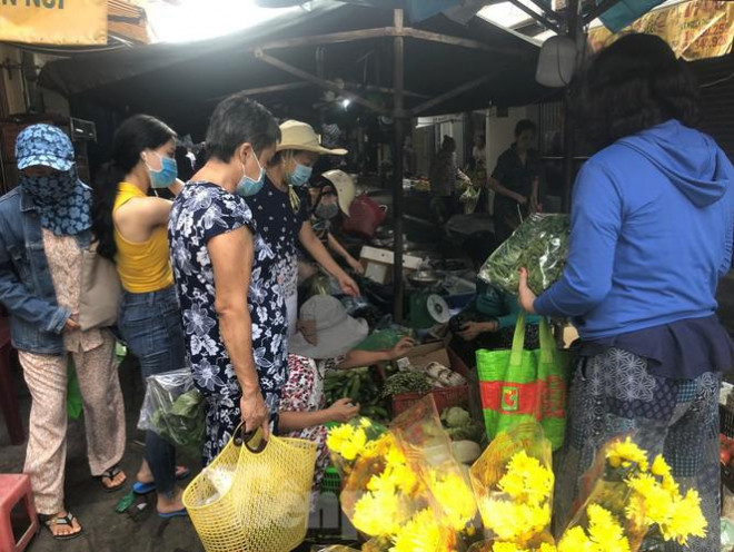 Tại hầu hết các chợ, người dân tranh thủ đi một lần ăn 2-3 ngày nên ai cũng mua nhiều hơn trước. "Lúc này hạn chế ra chợ, khi nào hết thức ăn mới phải đi thôi. Tuy giá cả không tăng nhưng vẫn ở mức khá cao, như tôi mua 1 kg đậu đũa, cái bông cải cũng đã hơn 100.000 đồng " - chị Vũ (ngụ Q.3) cho biết.